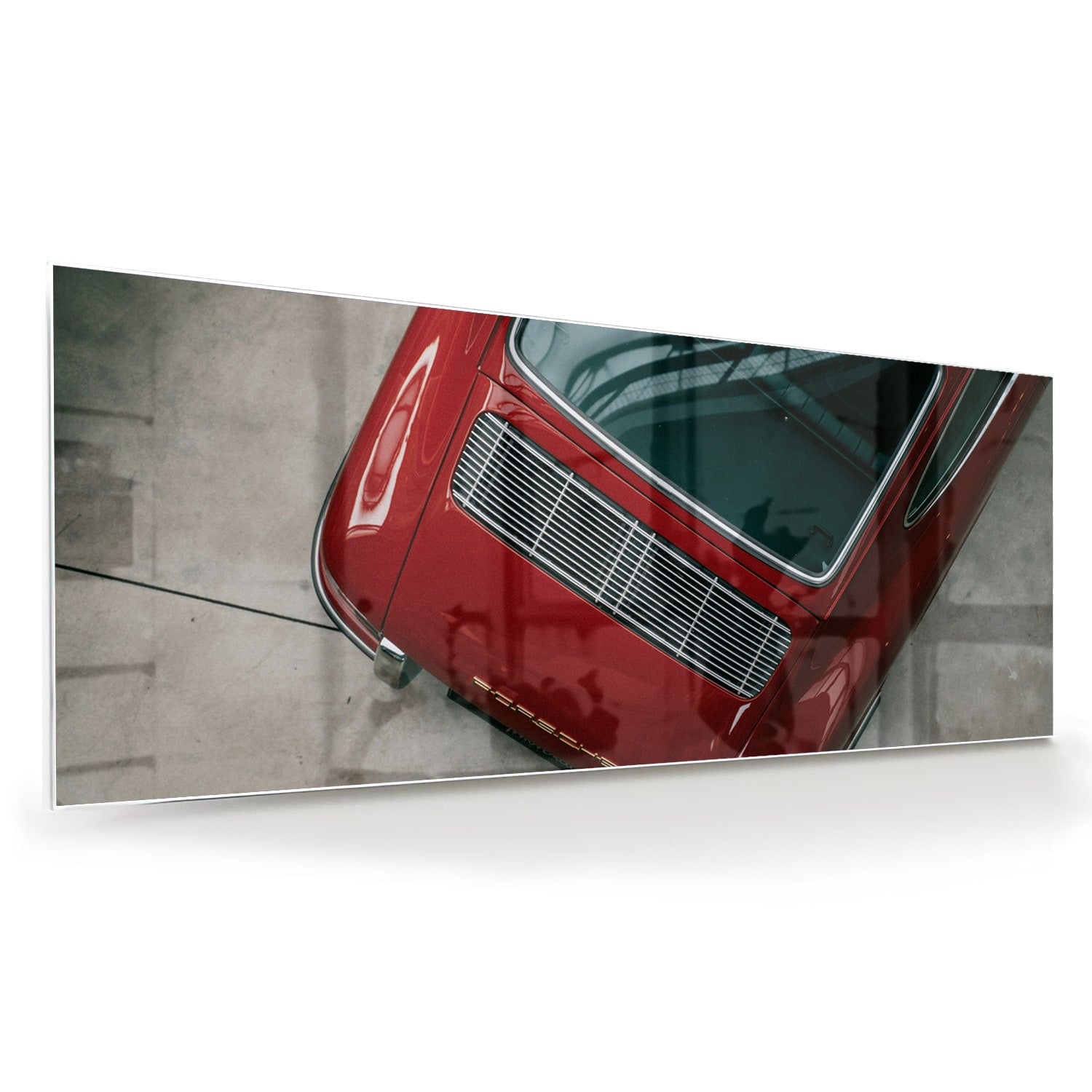 Glazen schilderij van een bovenaf gezien rode auto op een muur.