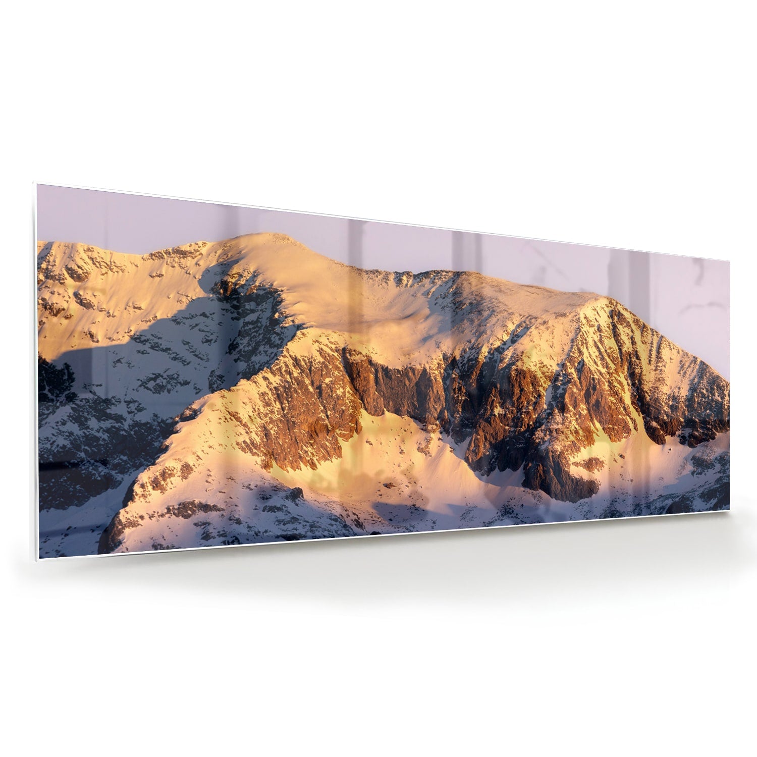 Glazen schilderij van een berglandschap met zonovergoten toppen en sneeuw