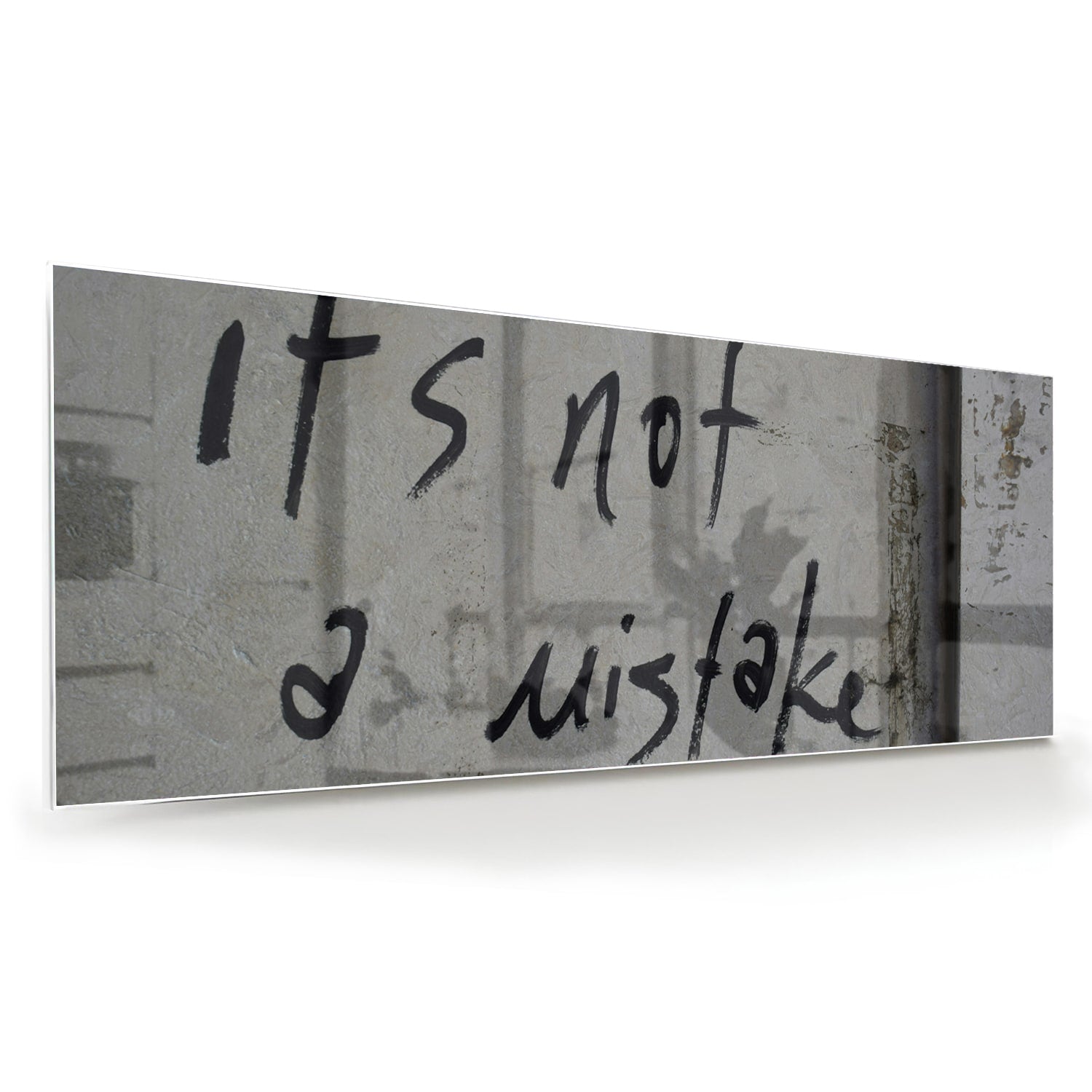 Glazen schilderij met de tekst 'it's not a mistake' aan de muur
