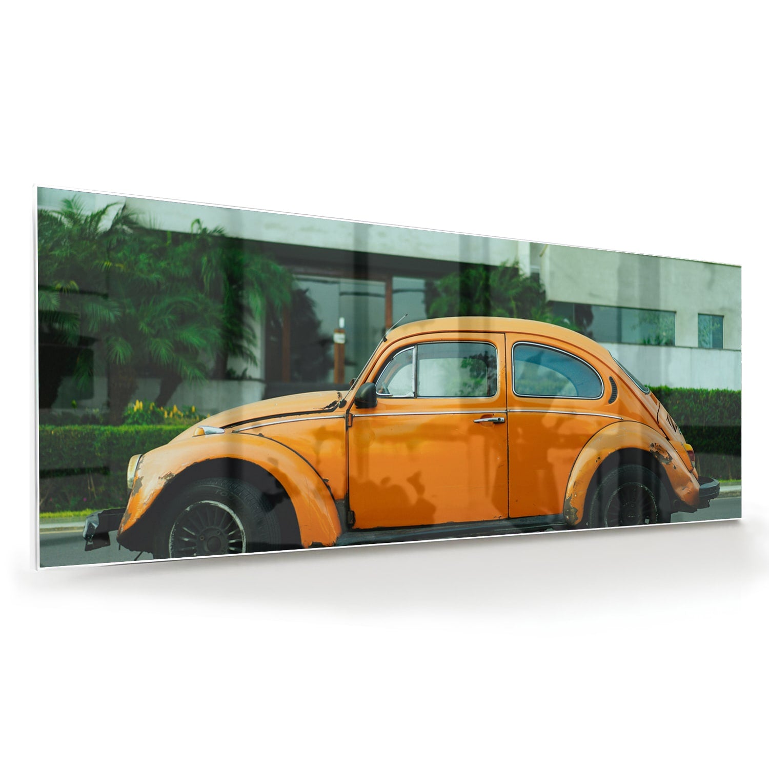 Glazen schilderij van een oranje Volkswagen Kever op een muur
