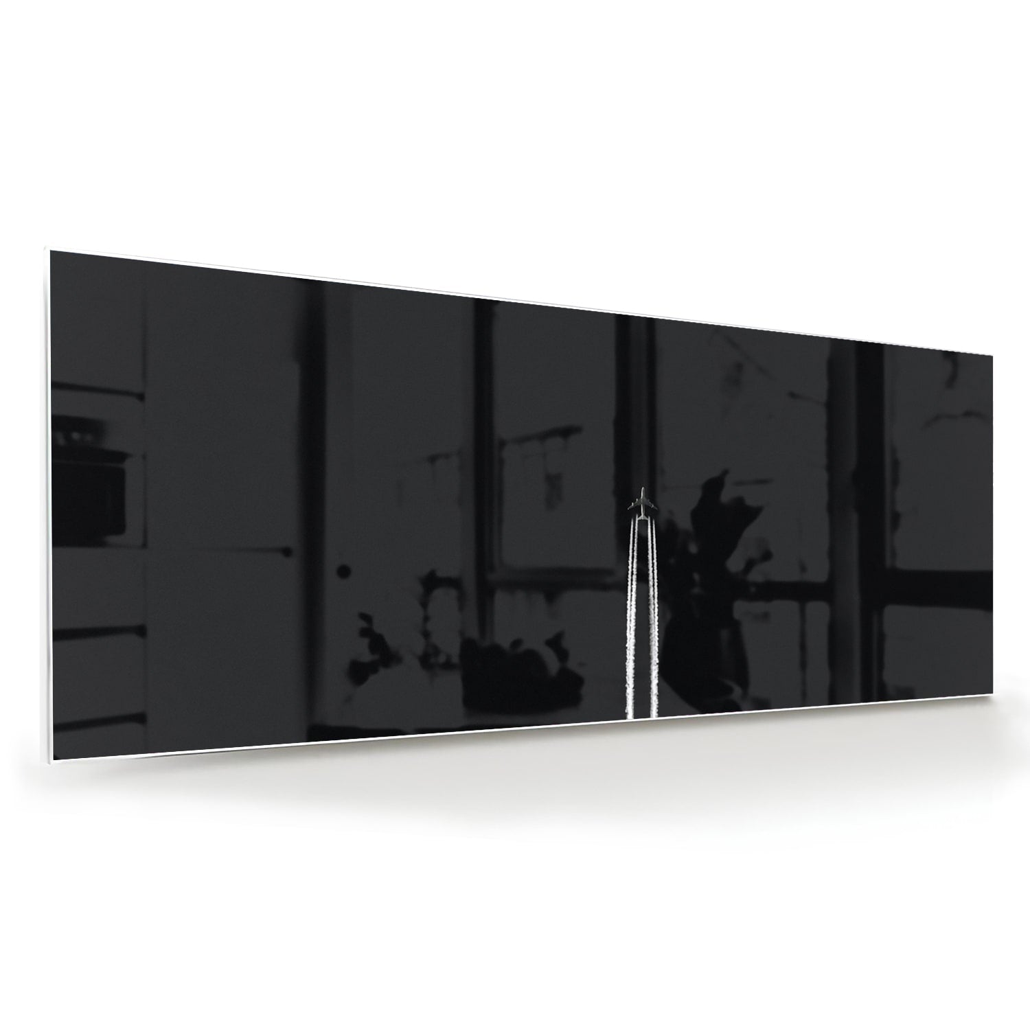 Zwart glazen schilderij aan de muur in een moderne woonkamer met houten meubel.