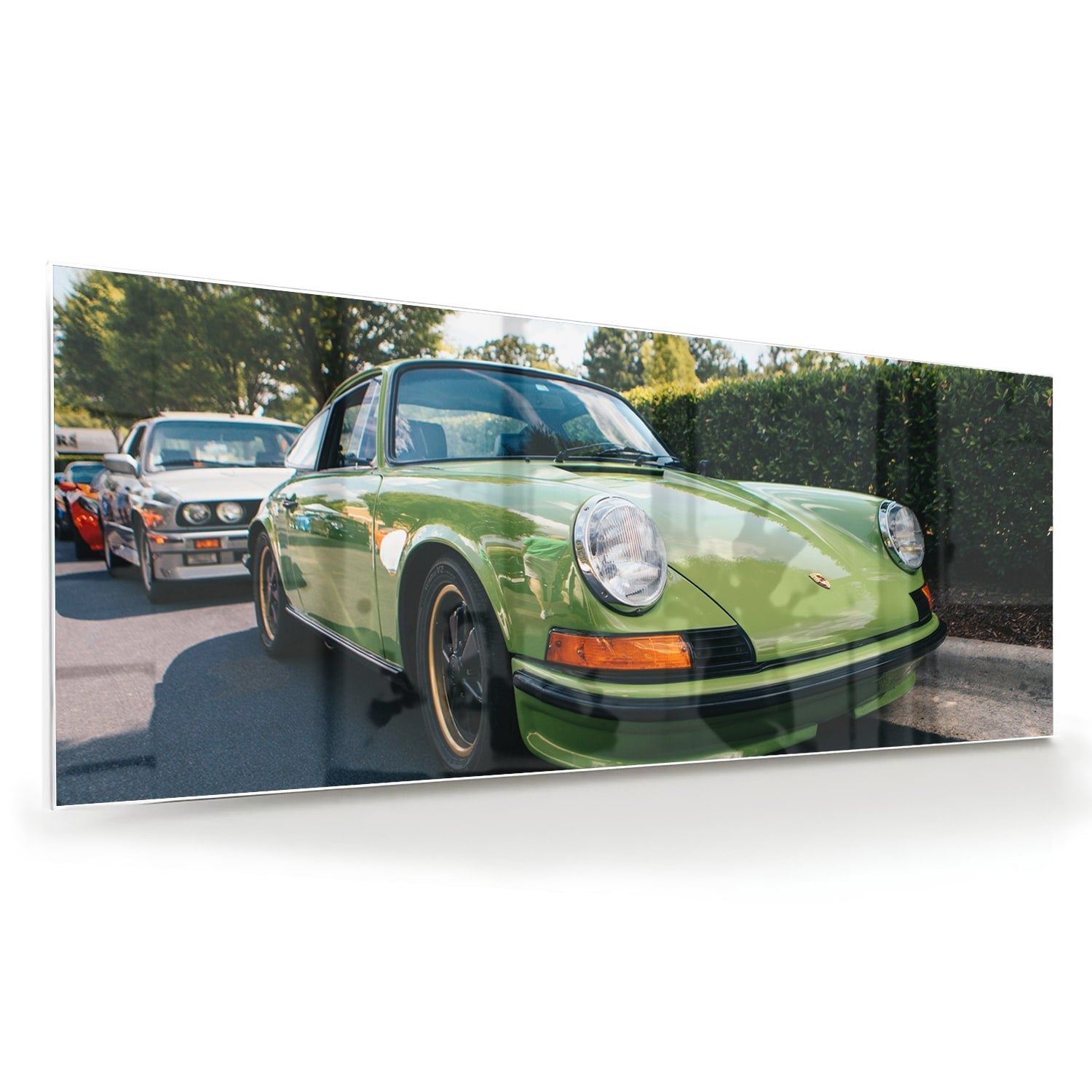 Glas schilderij van een groene Porsche aan de muur in een stijlvol interieur