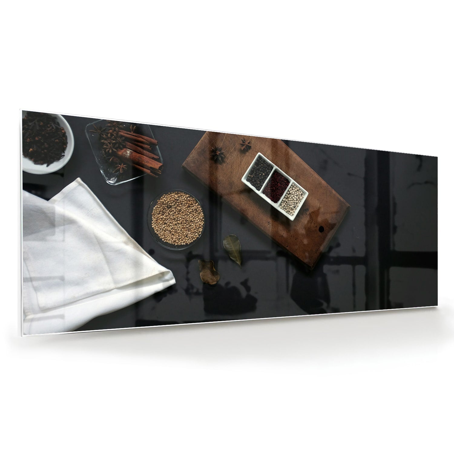 Glazen schilderij met een houten plank, koffie en notities op een tafel