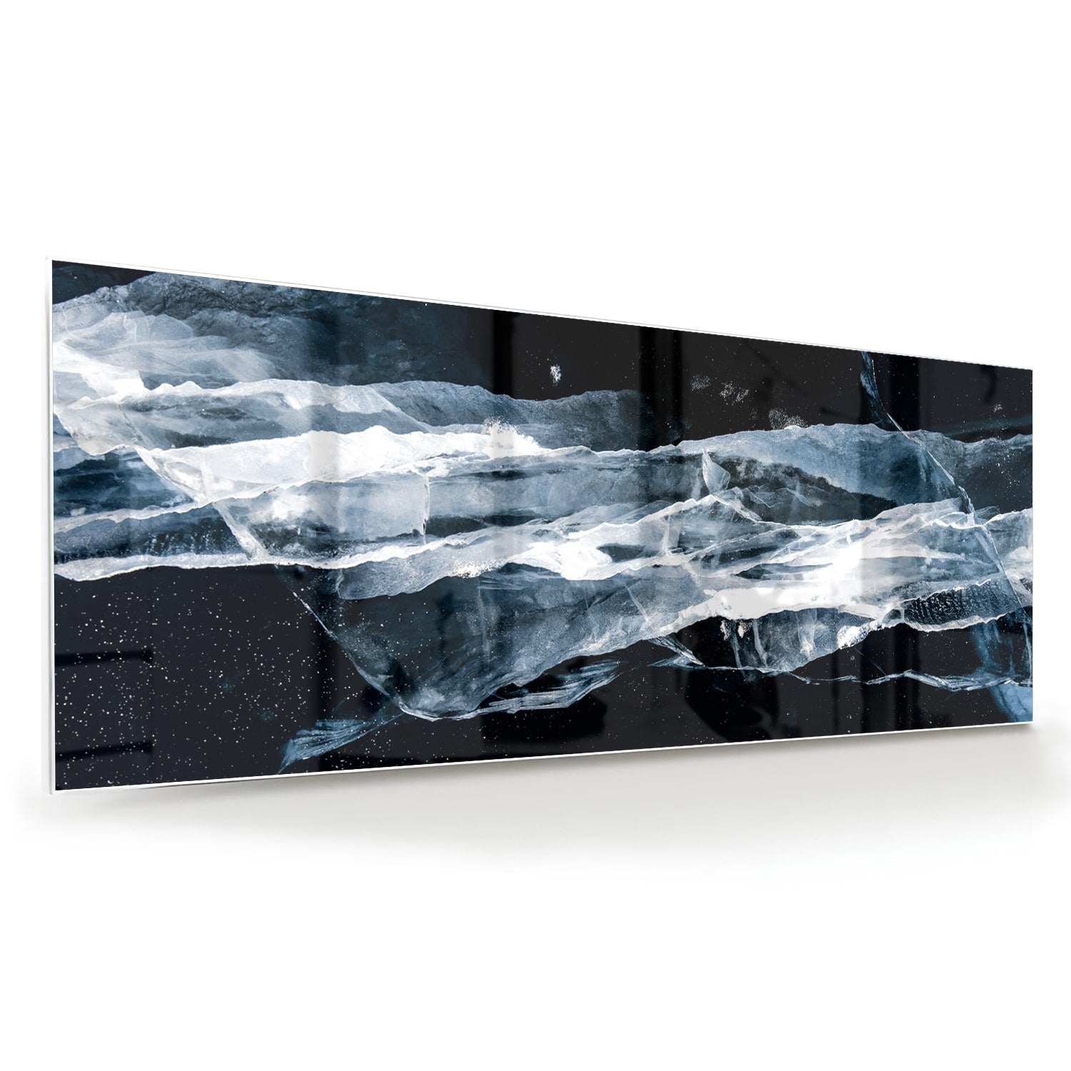 Abstract glazen schilderij in donkere kleuren met blauwe accenten, hangt aan de muur.