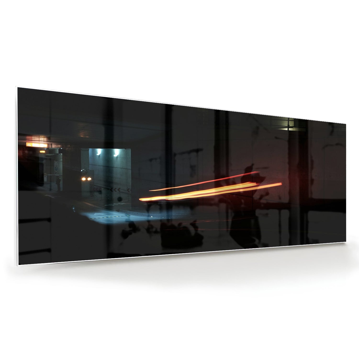 Stijlvol glazen schilderij met abstracte verlichting aan de muur boven een houten kast.