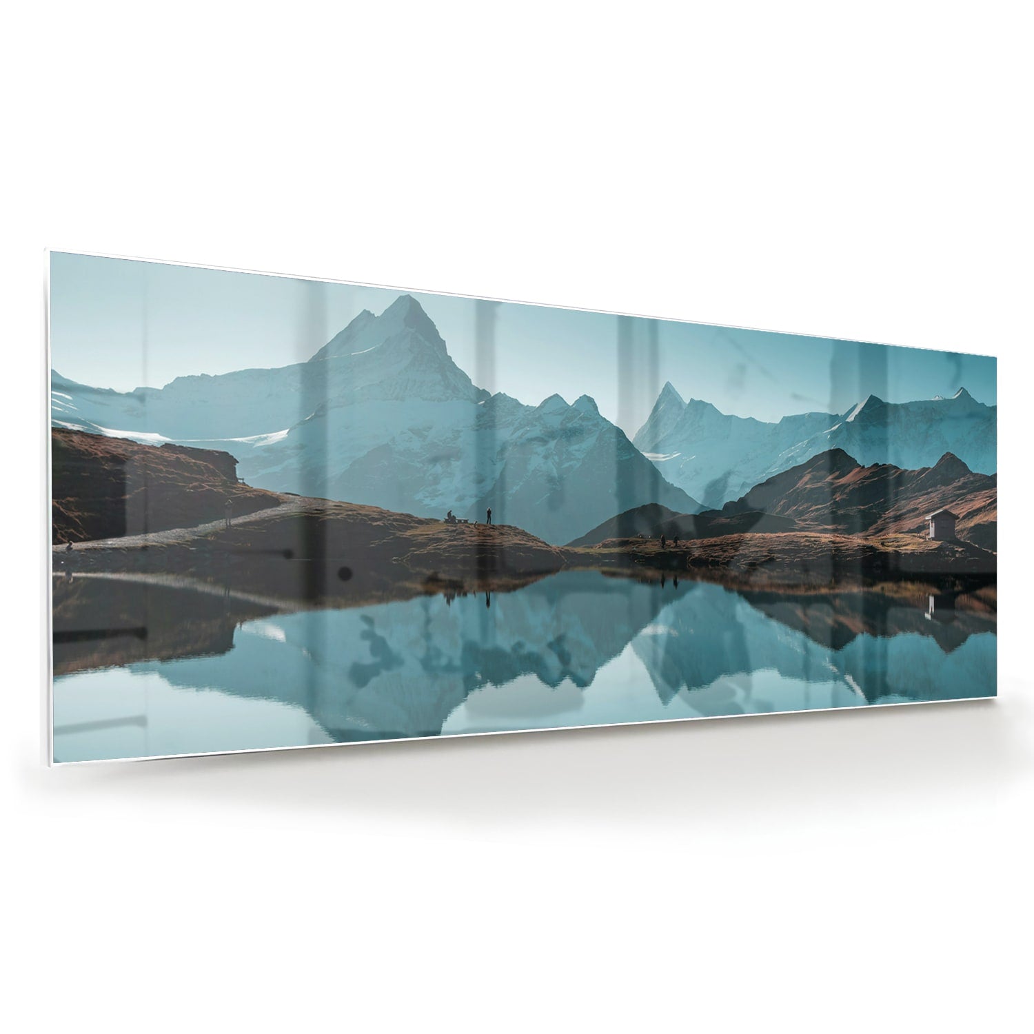 Glazen schilderij met bergen en reflecties in water.