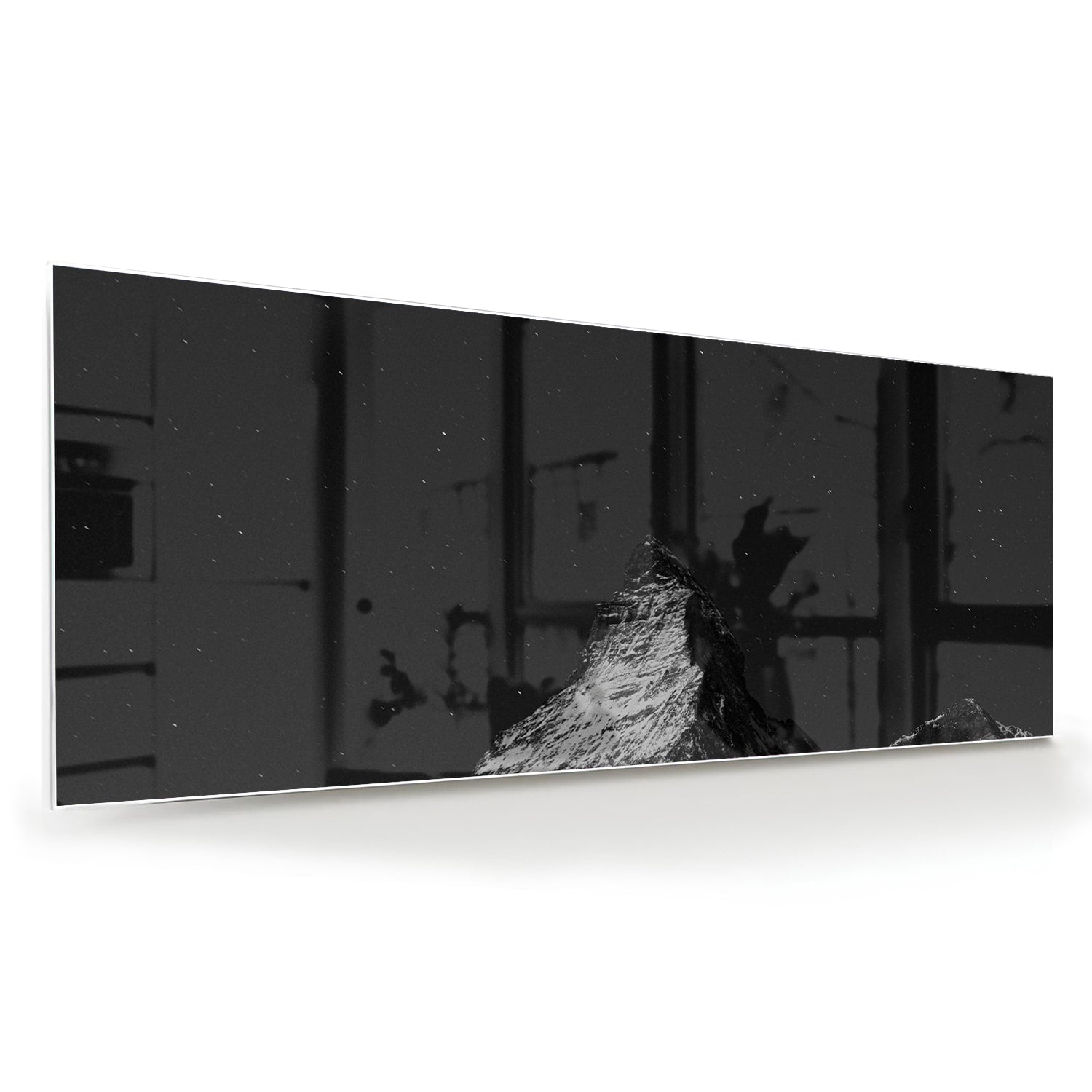 Zwart-wit glazen schilderij met een berglandschap boven een moderne kast