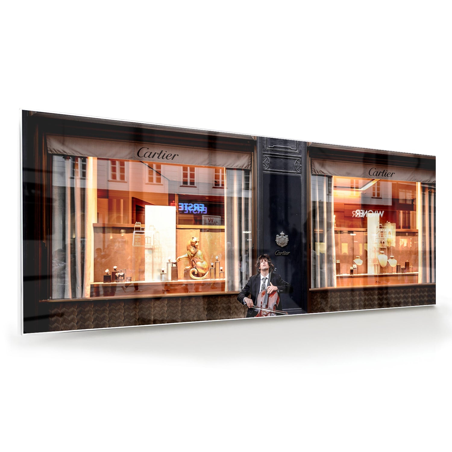 Luxe glazen schilderij van de Cartier winkel met elegantie en stijl.
