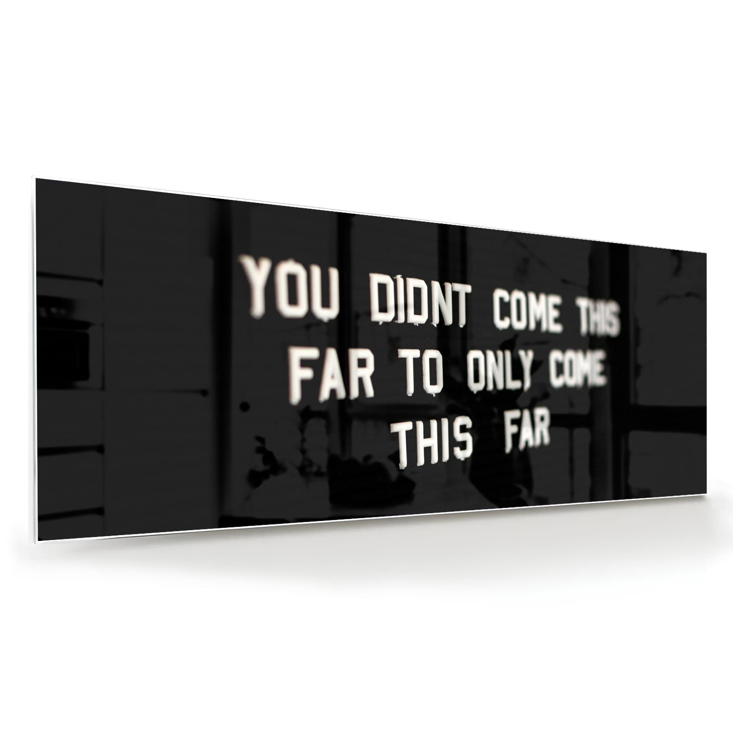 Glazen schilderij met inspirerende quote in een lichte woonkamer