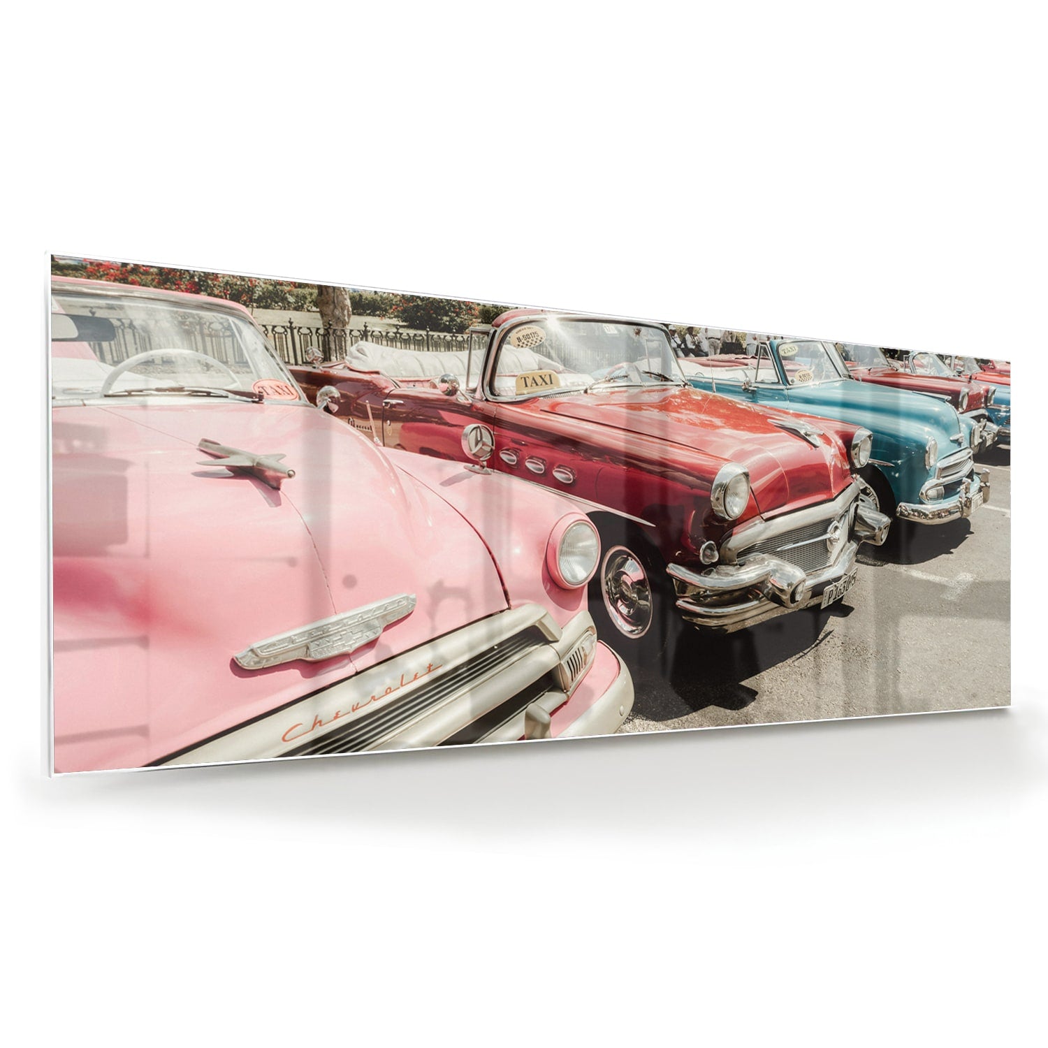 Glazen schilderij met retro auto's in roze, rood en blauw, perfect voor moderne interieurs.