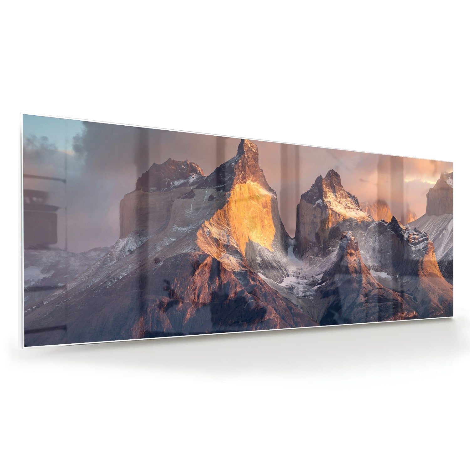 Glazen schilderij met berglandschap aan de muur in een moderne woonkamer