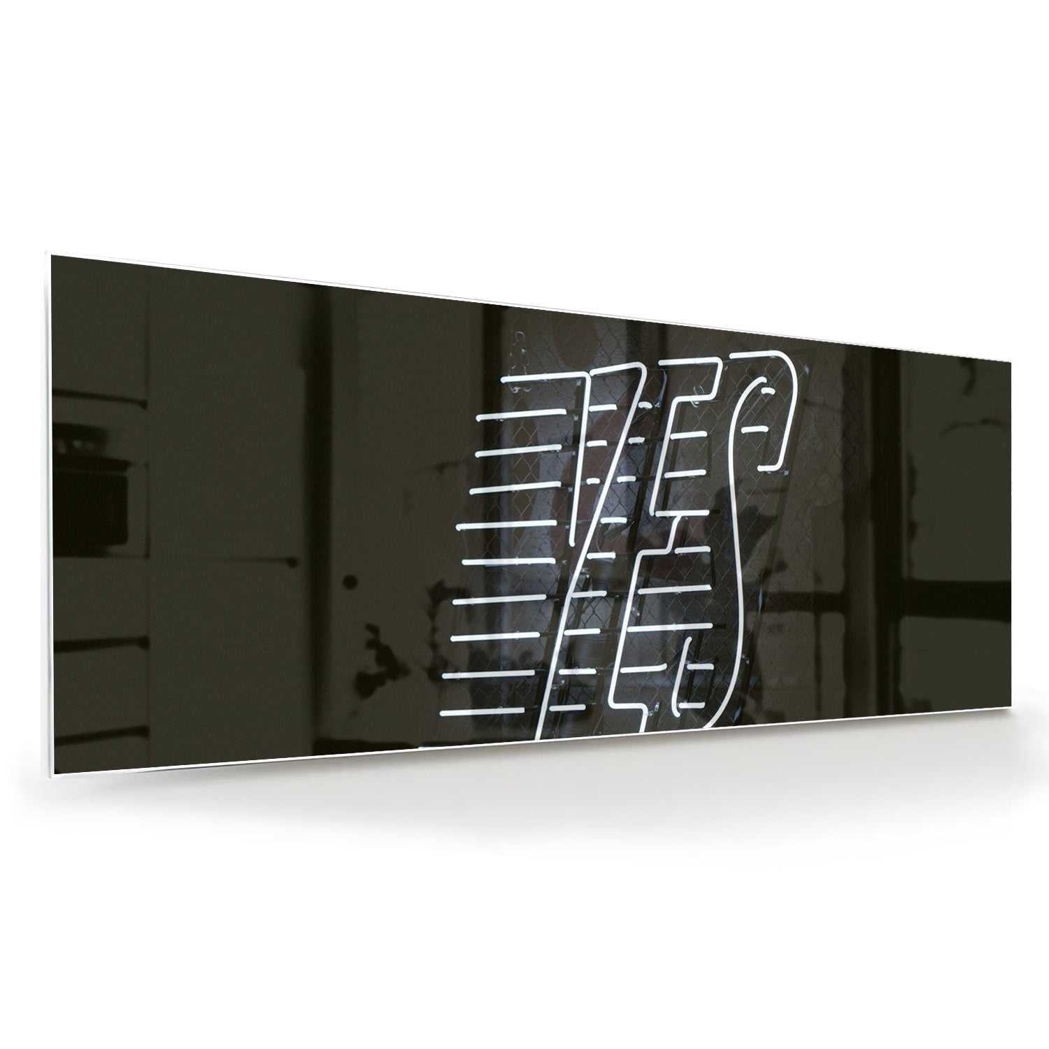 Glazen schilderij met 'YES' text in zwart en wit, hangend aan de muur.