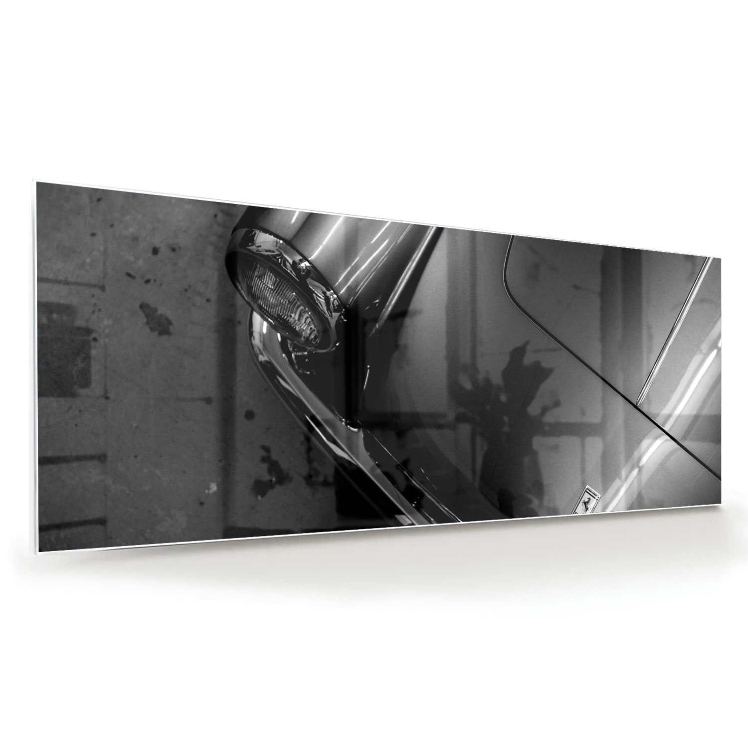 Glazen schilderij met abstracte vormen aan de muur in een stijlvolle kamer.