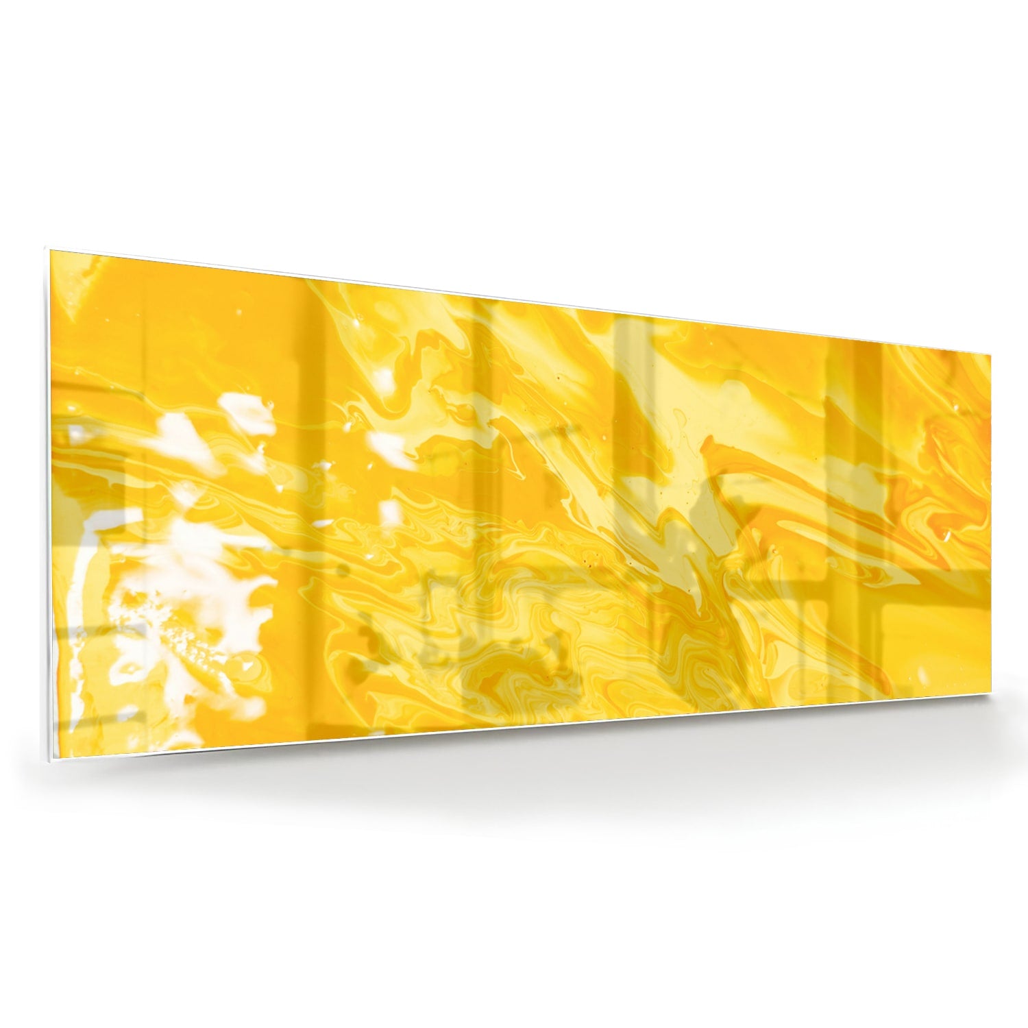 Abstract geel glazen schilderij aan de muur in een moderne woonkamer.