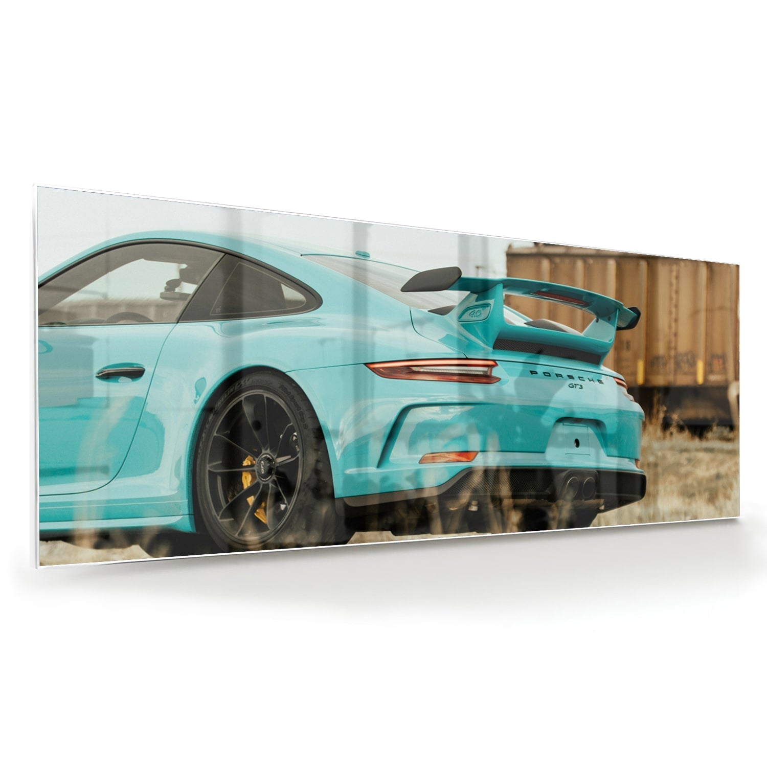 Glazen schilderij van een turquoise sportauto aan de muur in een moderne woonkamer