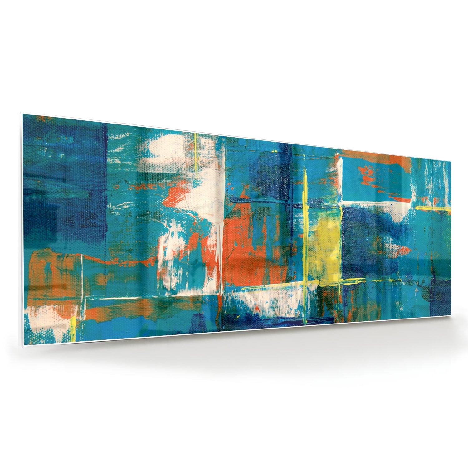 Kleurrijk abstract glazen schilderij in turquoise en oranje, genstalleerd in een moderne woonkamer.