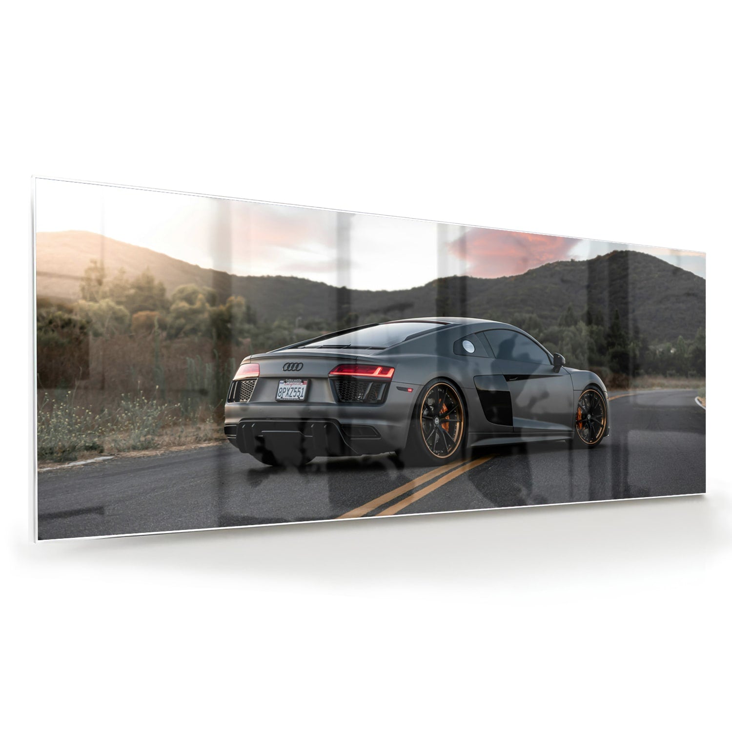 Glazen schilderij van een sportwagen afgebeeld in de natuur met bergen op de achtergrond.