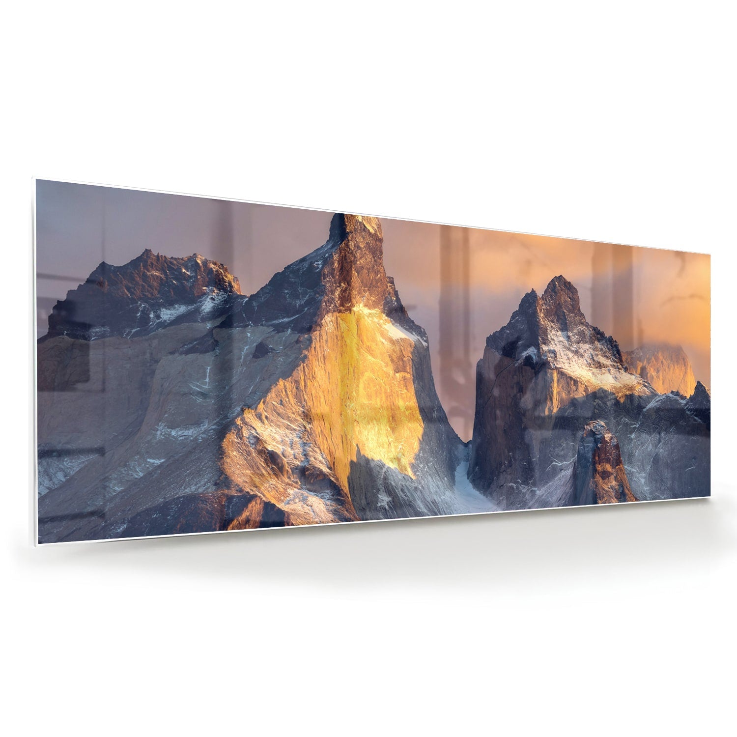 Een glazen schilderij van majestueuze bergen met gouden ochtendlicht