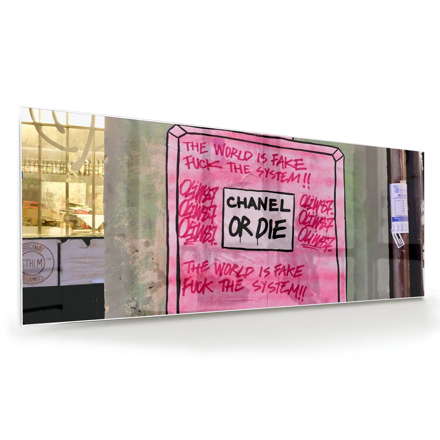 Glazen schilderij met de tekst 'Chanel or Die' in felle kleuren aan de muur.