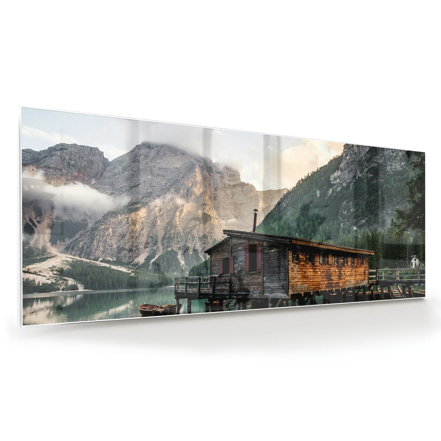 Glazen schilderij van een berghut aan een kalm meer met bergen op de achtergrond.