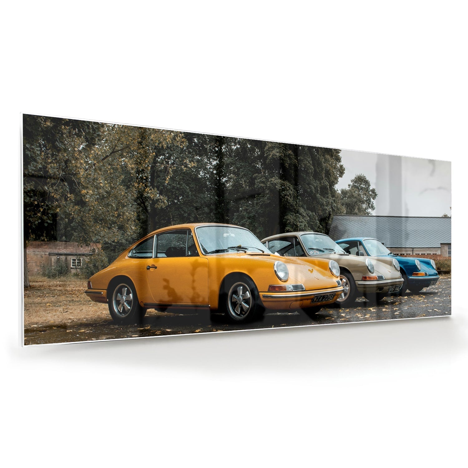 Glazen schilderij van een gele auto in een moderne woonkamer