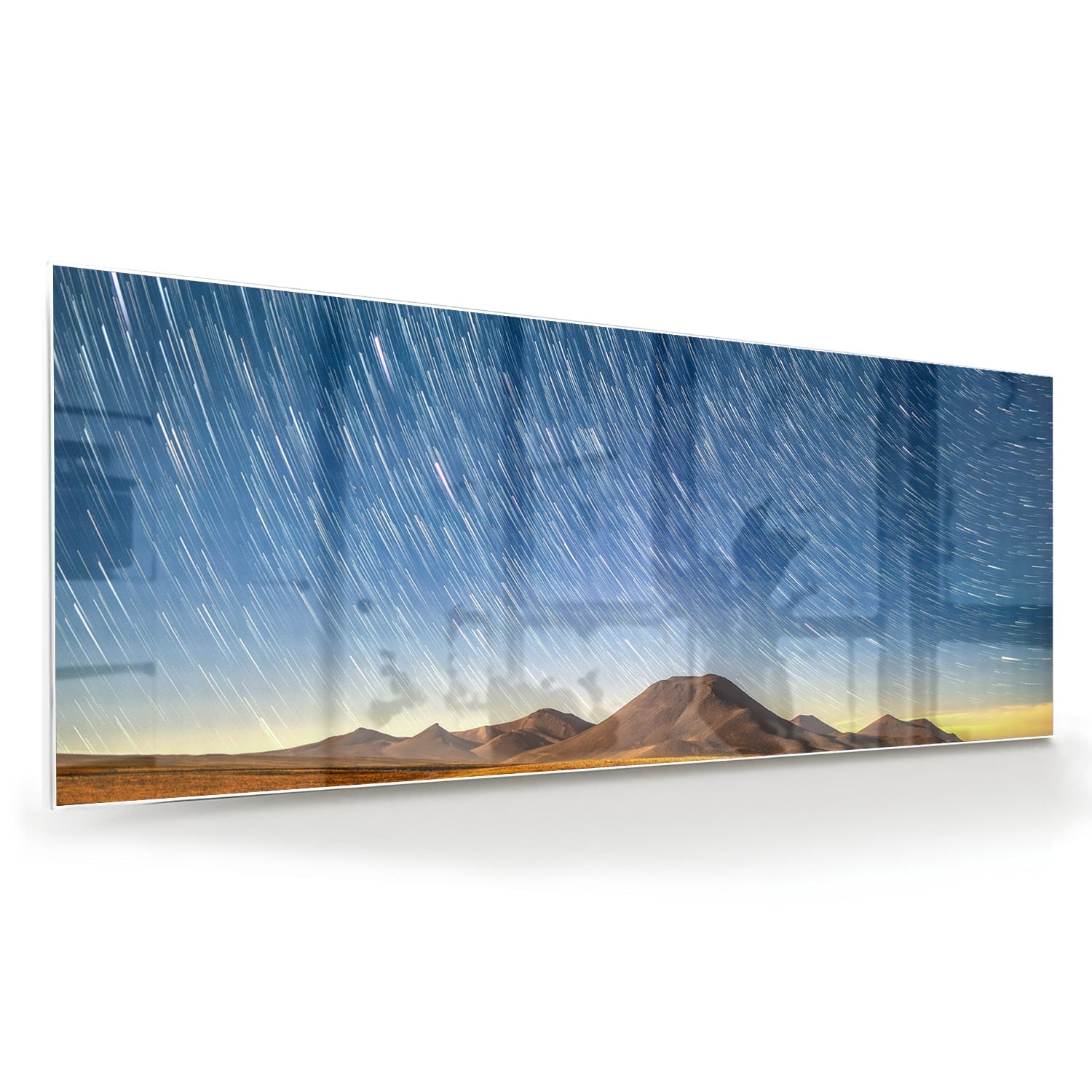 Glazen schilderij met sterrenhemel boven bergen, hangend aan de muur.