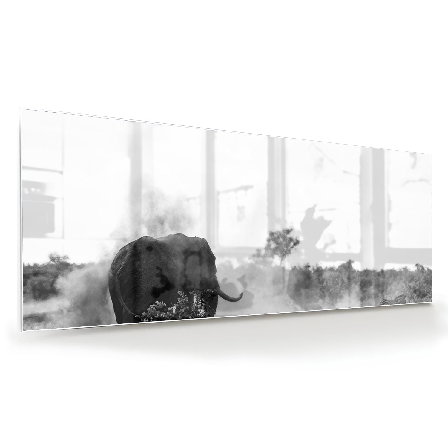 Zwart-wit glazen schilderij van een olifant aan de muur in een modern interieur.