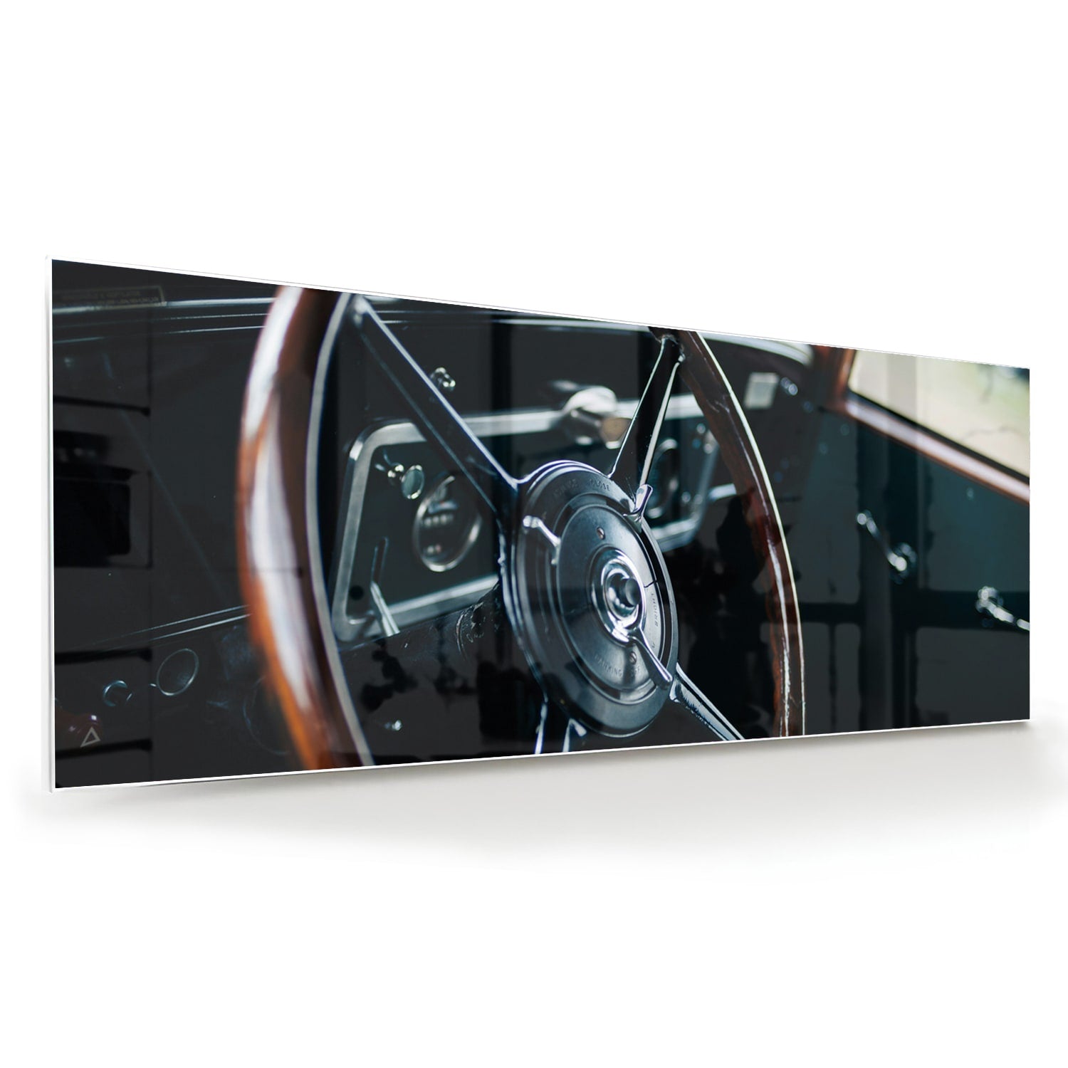 Glazen schilderij van een vintage autostuur aan de muur