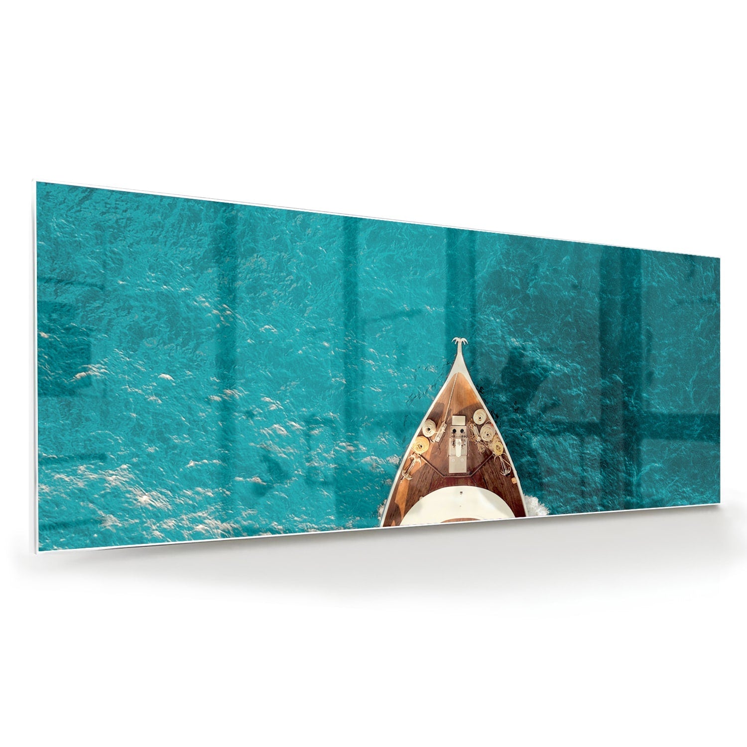 Glazen schilderij van een boot die boven helder turquoise water ligt.