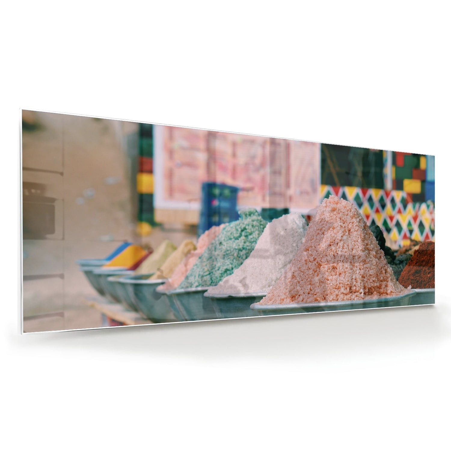 Kleurrijk glazen schilderij met verschillende specerijen in schalen