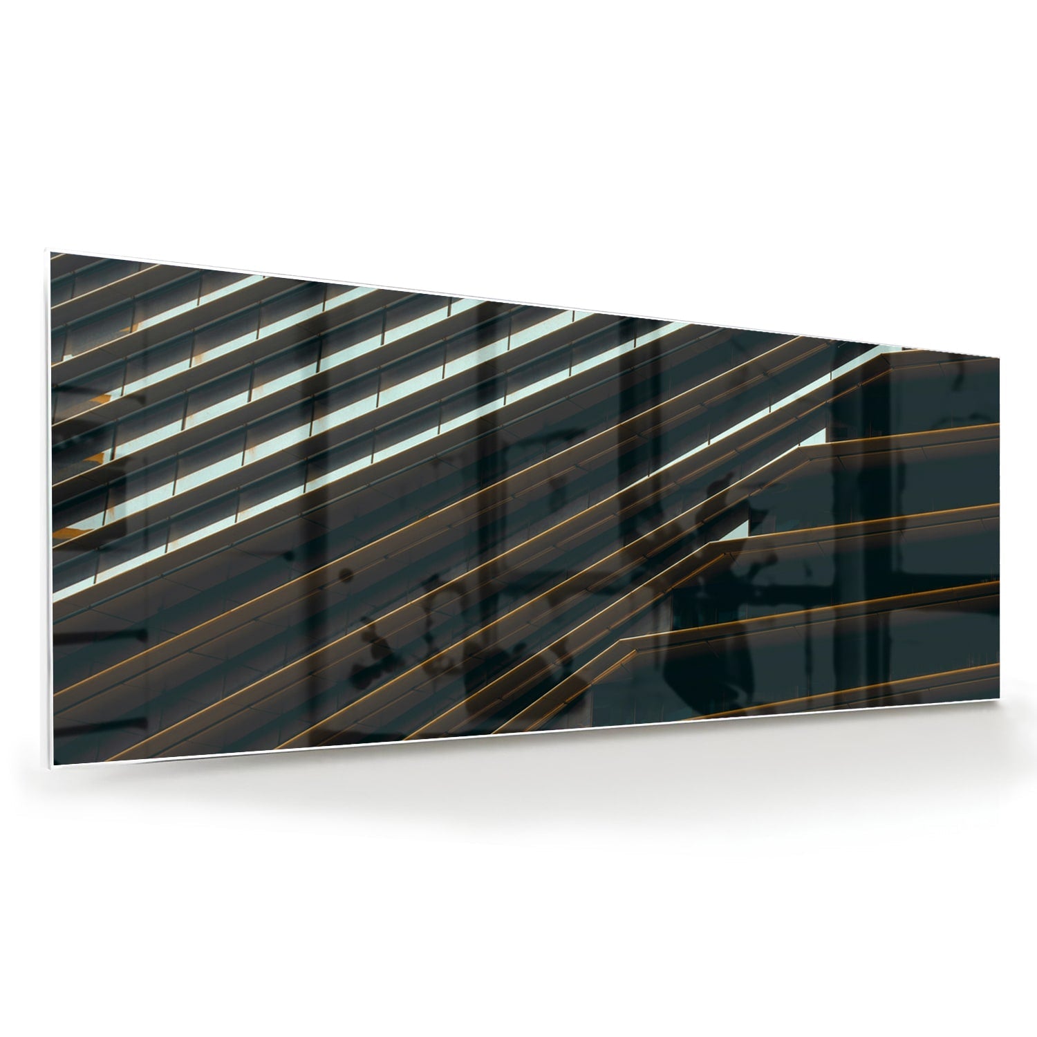 Stijlvol glazen schilderij met zwarte lijnen aan de muur in een moderne woonkamer.