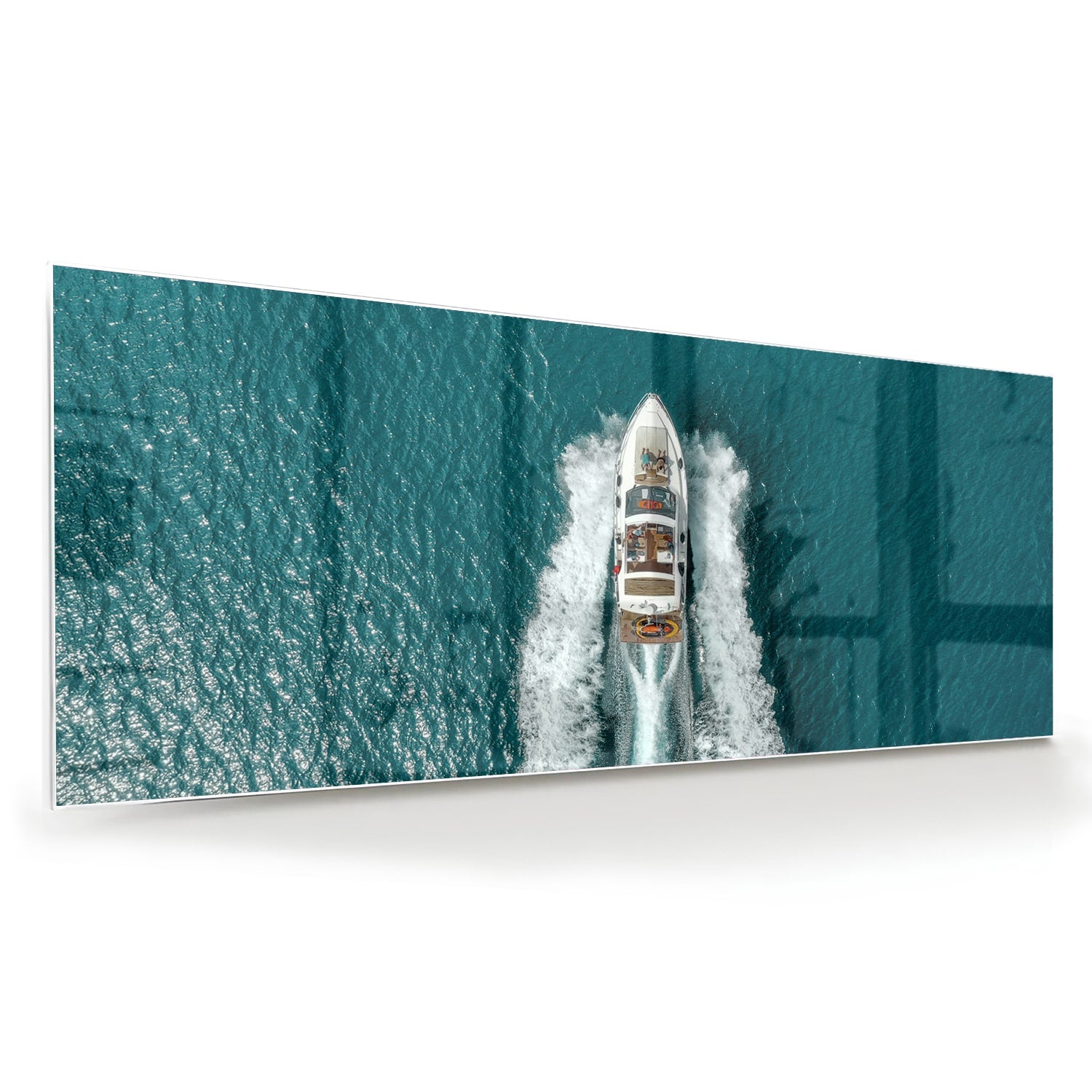 Glazen schilderij van een boot die door turquoise water vaart.