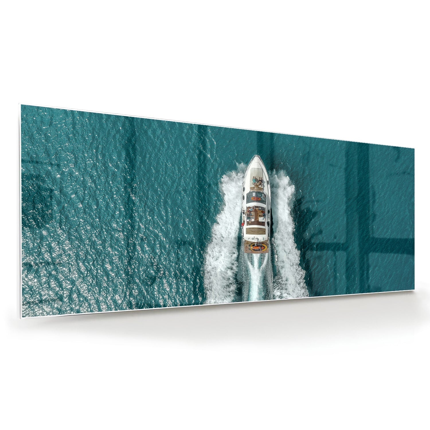 Glazen schilderij van een boot die door turquoise water vaart.