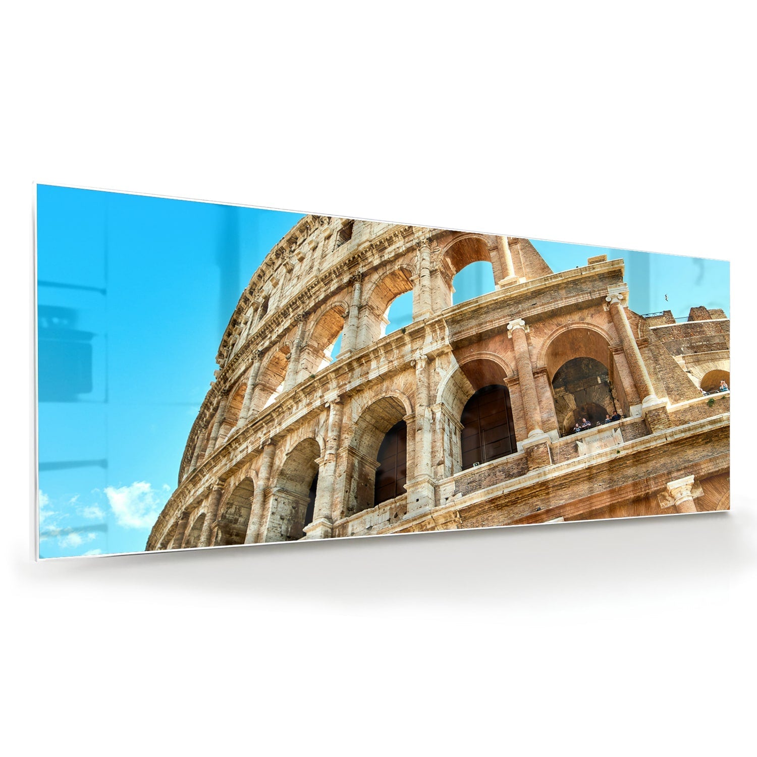 Een glazen schilderij van het Colosseum in Rome met een blauwe lucht achtergrond.