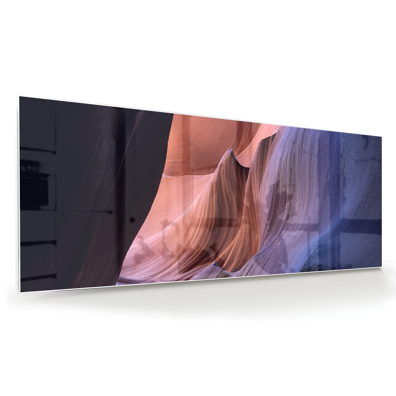 Abstract glazen schilderij met warme kleuren aan de muur