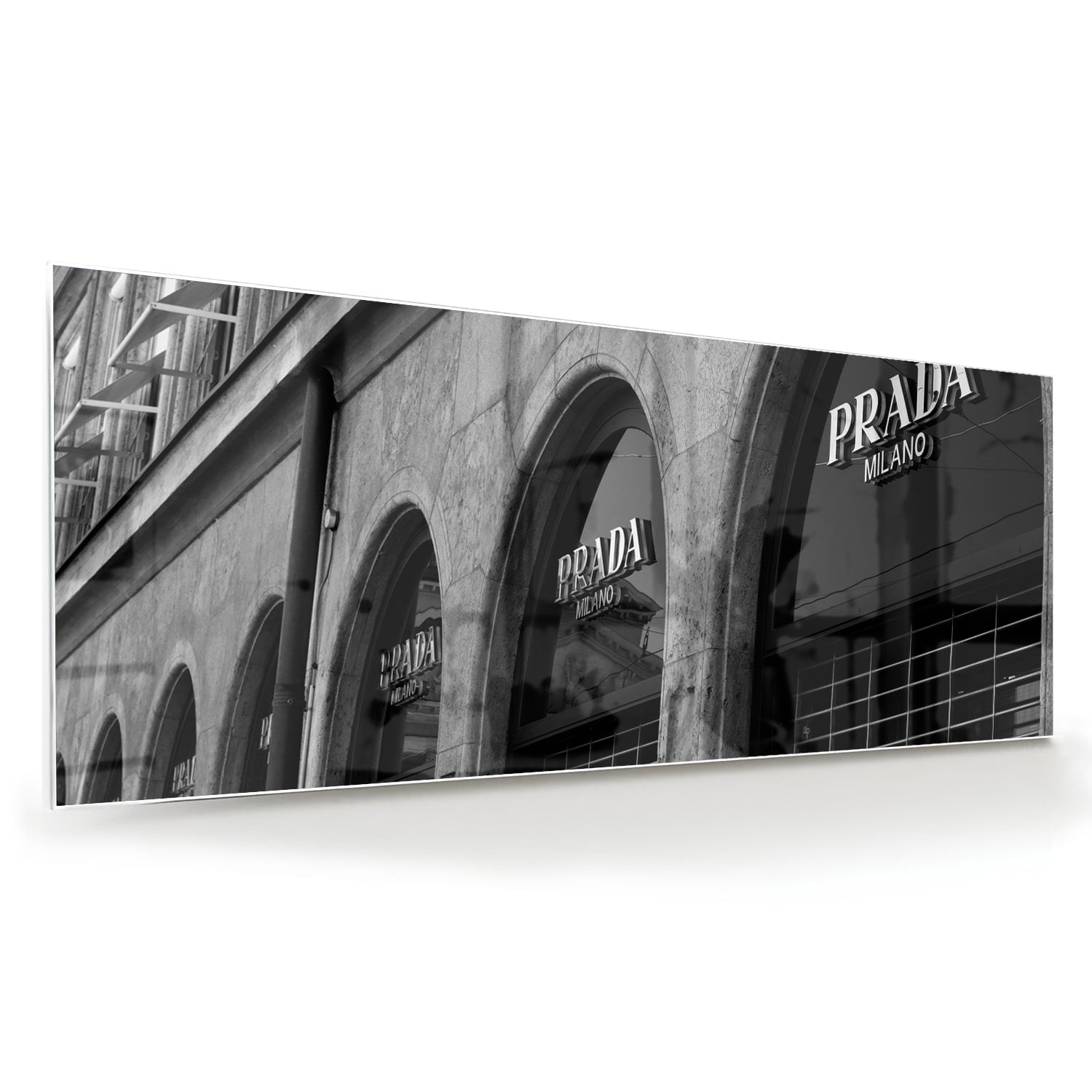 Glazen schilderij van een Prada etalage in zwart-wit, geschikt voor moderne interieurs.