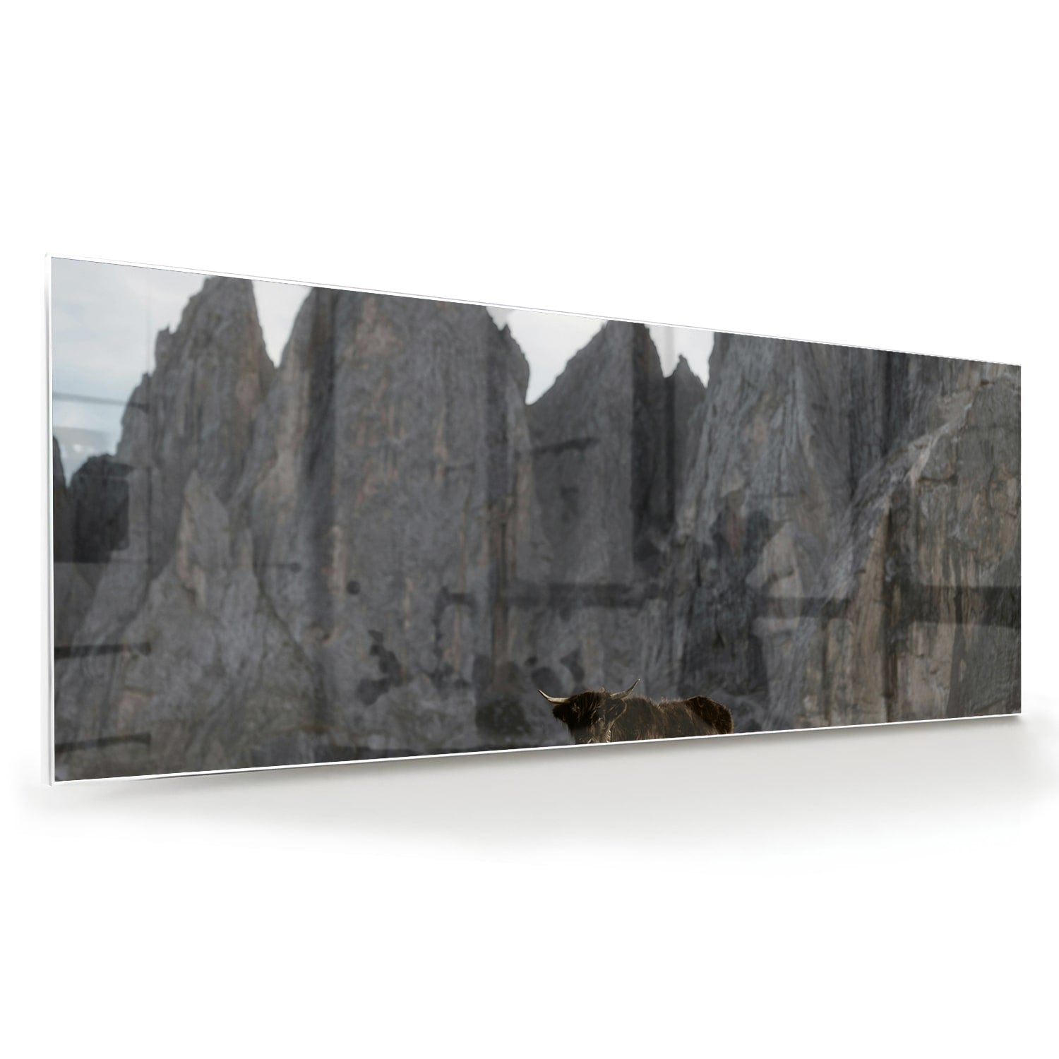 Glas schilderij van bergen met een koe in een groene wei.