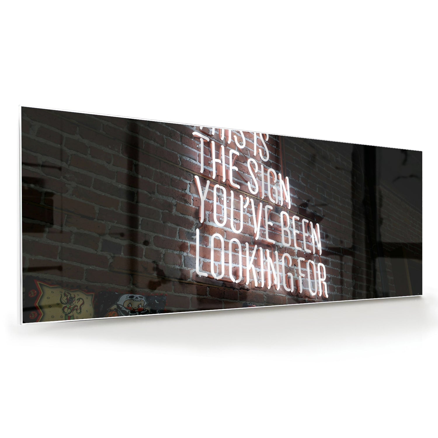 Glazen schilderij met inspirerende tekst in een modern interieur.