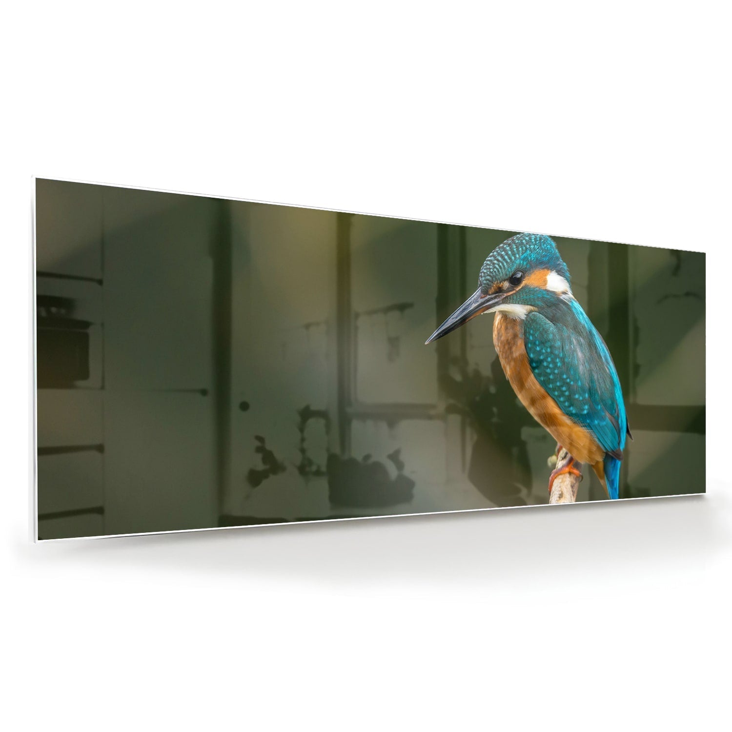 Een glazen schilderij van een ijsvogel die op een tak zit, kleurrijk en gedetailleerd.