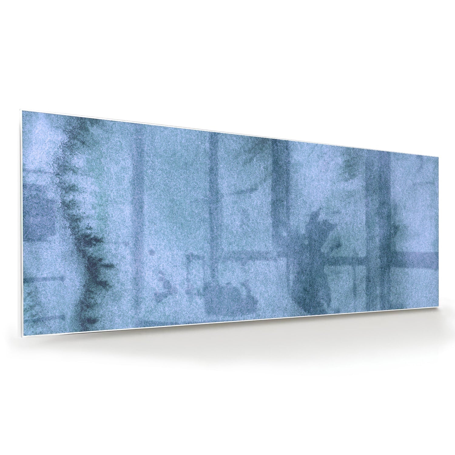 Blauw glazen schilderij aan de muur boven een houten kast in een elegant interieur.