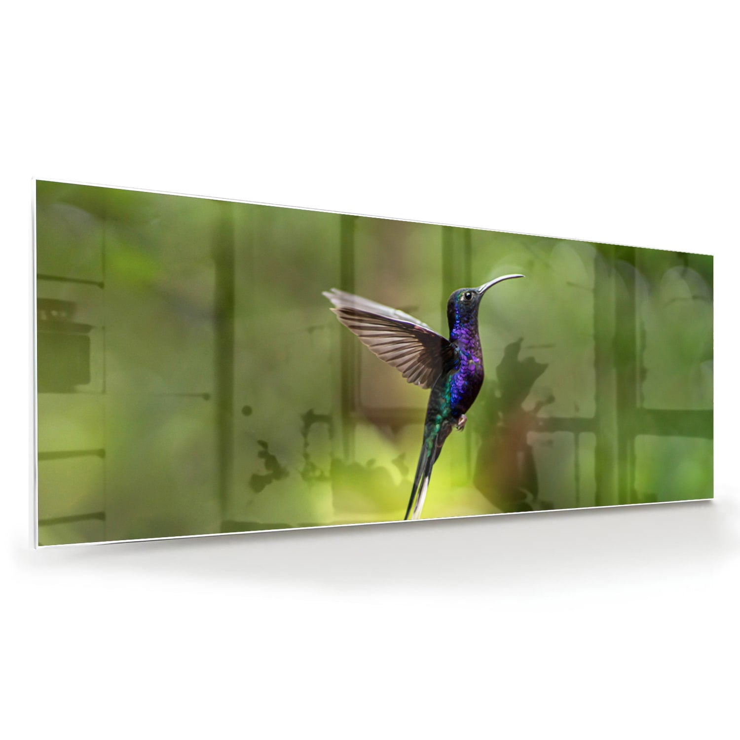 Een glazen schilderij van een kolibrie die vloog voor een groene achtergrond in een lichte kamer.