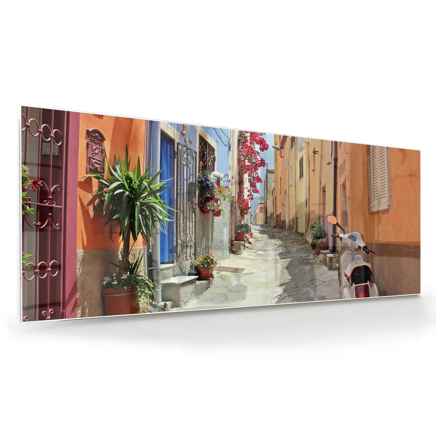 Glazen schilderij van een kleurrijke straat met een Vespa en bloeiende planten.