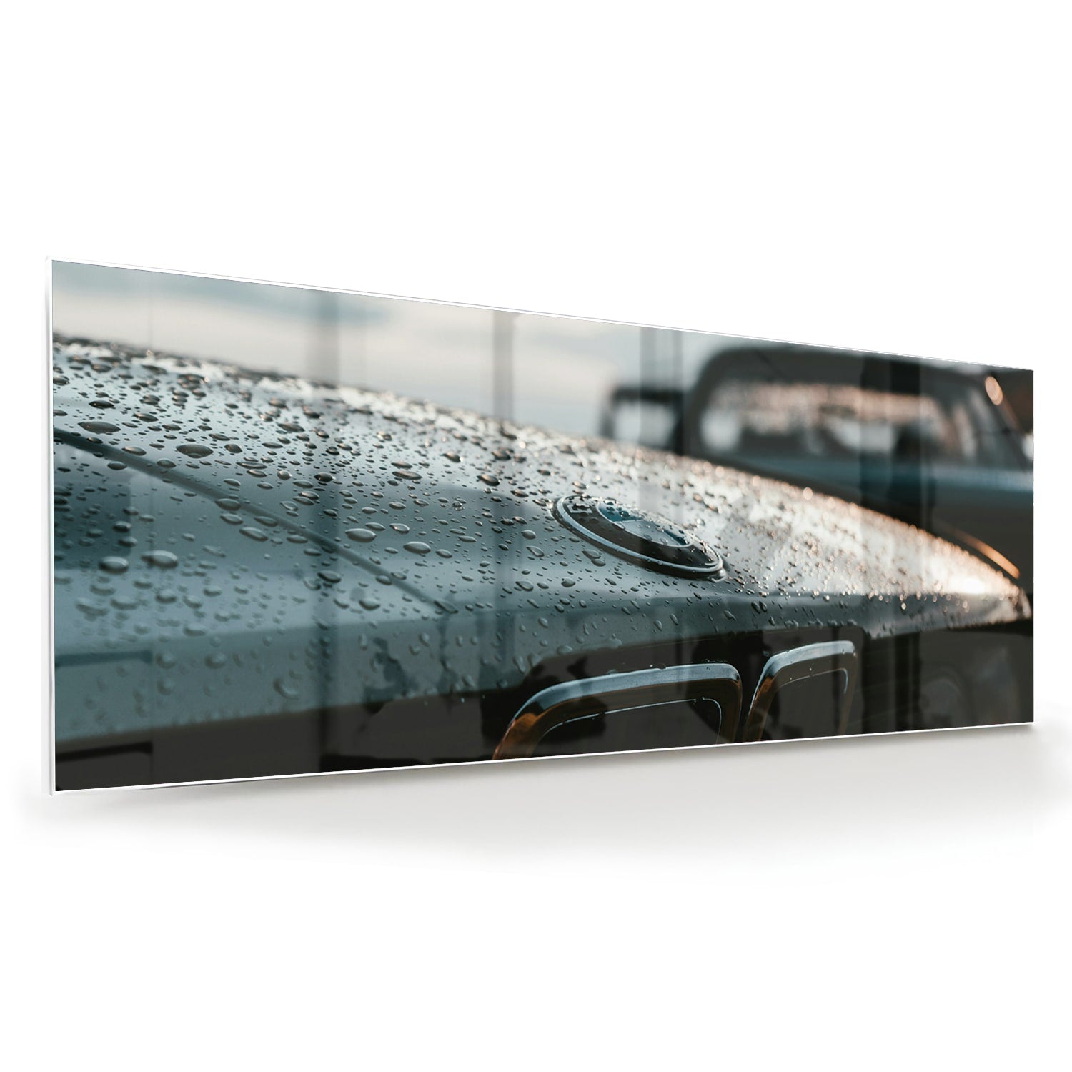 Glazen schilderij van een natte autoruit in een modern interieur