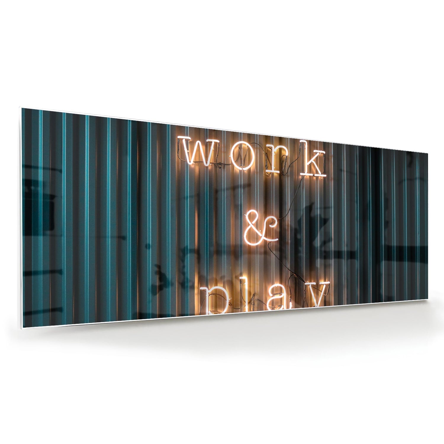 Glazen schilderij met de woorden 'Work & Play' in sfeervolle verlichting.
