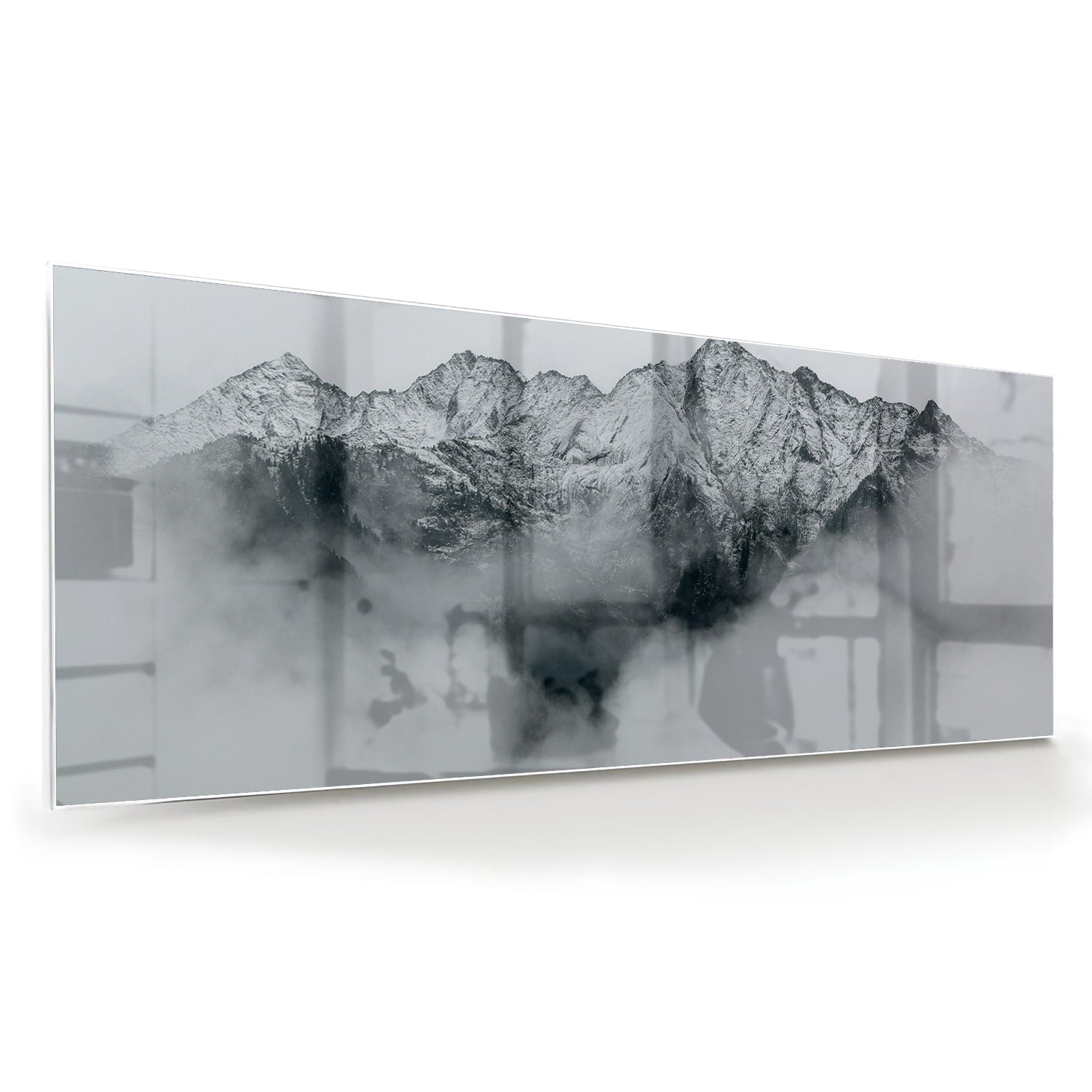 Glazen schilderij met bergen in zwart-wit, hangend aan de muur