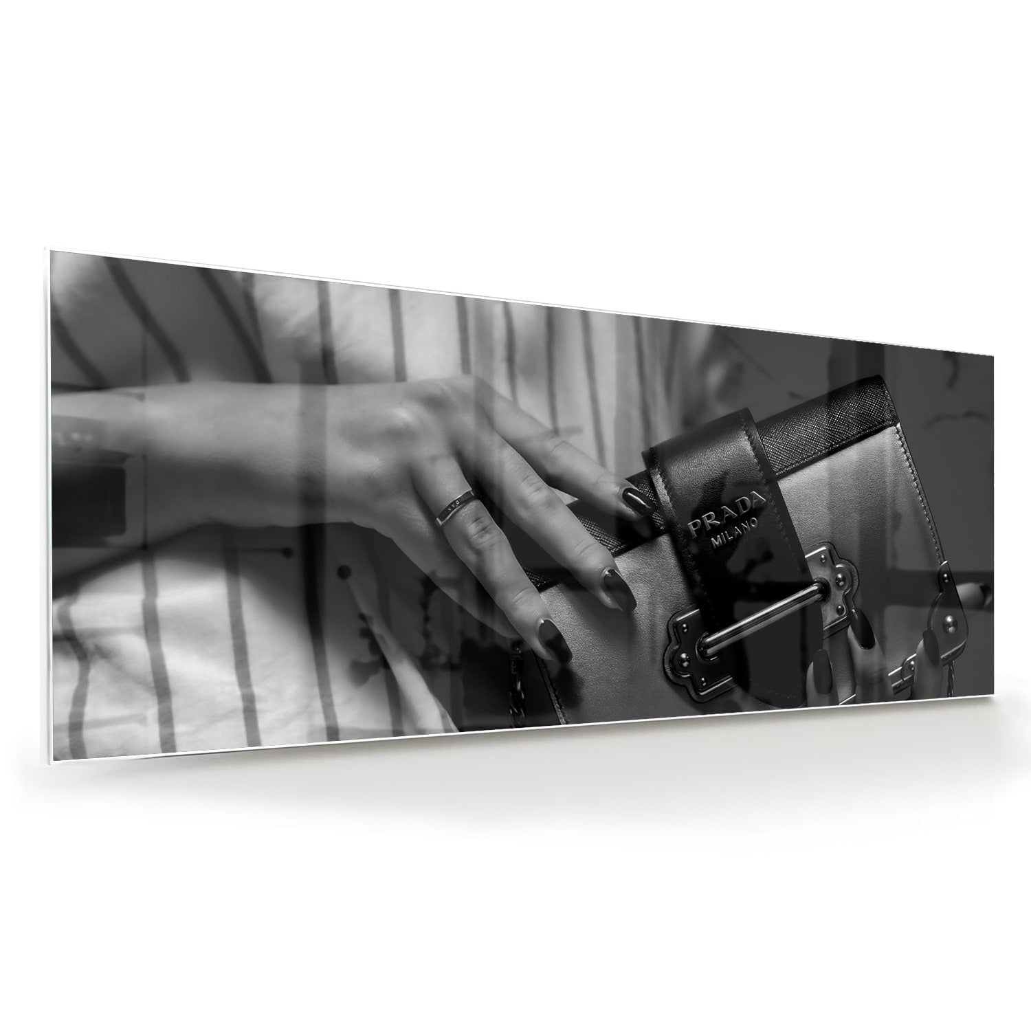 Glazen schilderij met close-up van luxe accessoires op een wand.