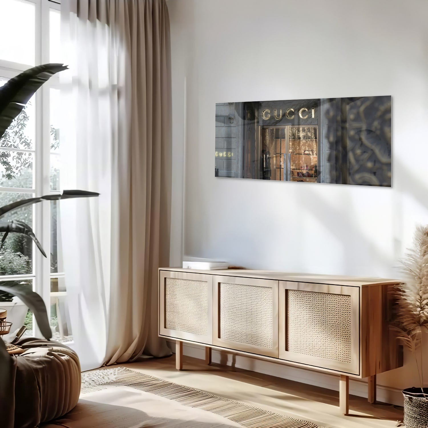 Elegant glazen schilderij van de Gucci etalage in een modern interieur.