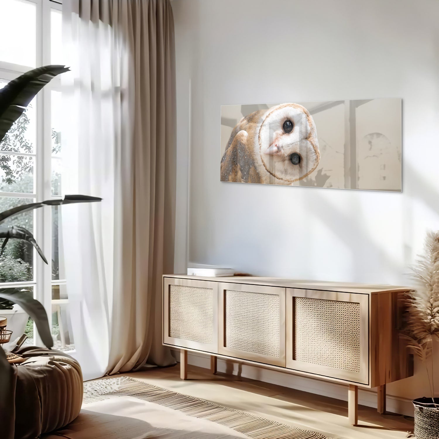 Glazen schilderij van een nieuwsgierige uil aan de muur in een moderne interieursetting.