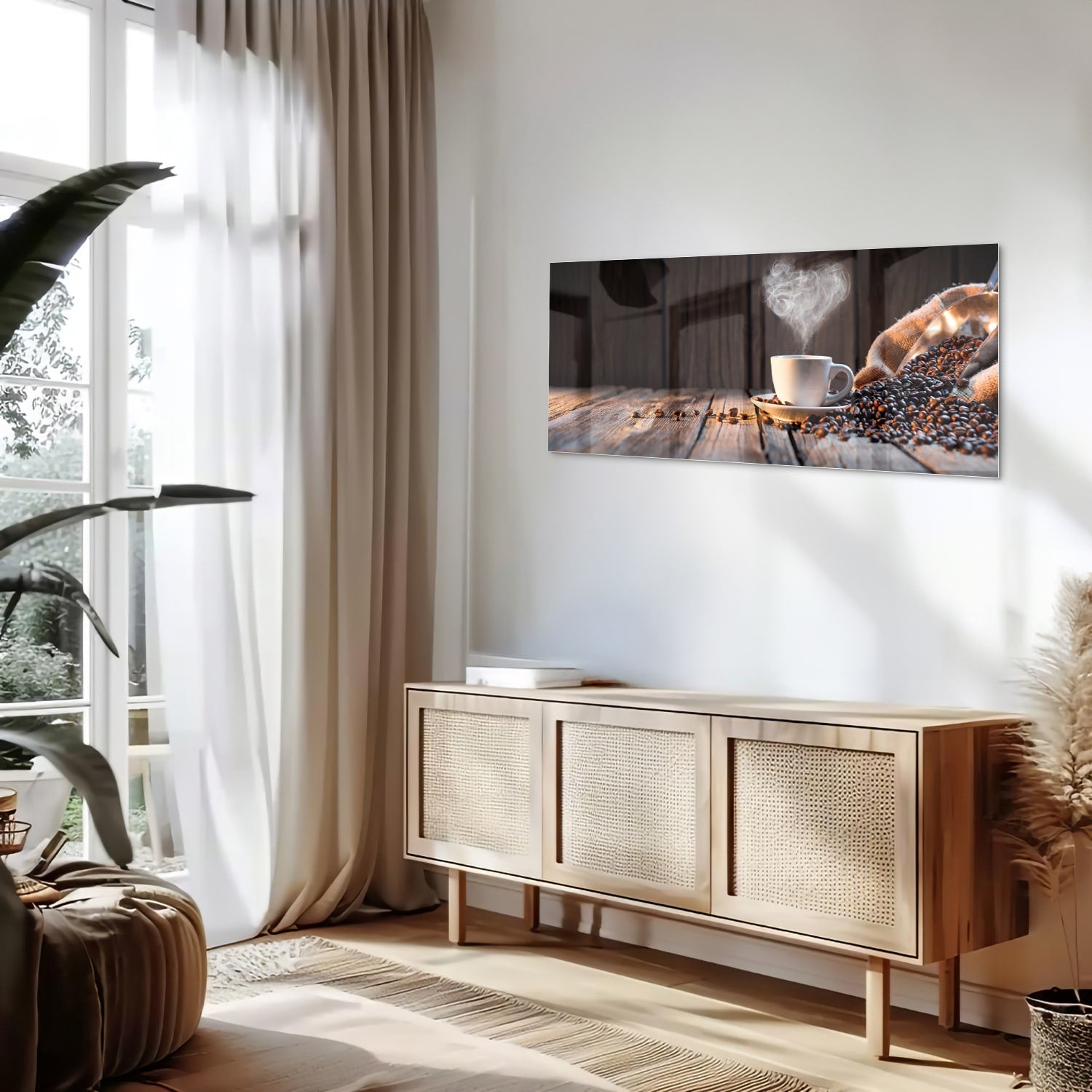 Glazen schilderij met een dampende kop koffie en koffiebonen op een houten tafel.