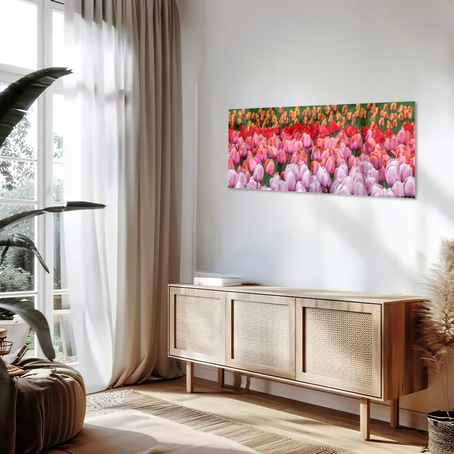 Glazen schilderij van kleurrijke tulpen in een tuin setting.